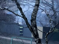 Злостный поджигатель задымил целый двор и заставил приехать пожарных в Ставрополе