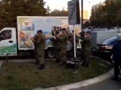 В Ставрополе военный встретил жену из роддома с оркестром