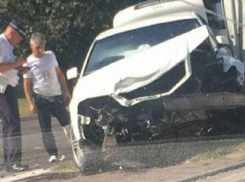 Белая иномарка сильно разбилась после удара о дорожное ограждение в Ставрополе 