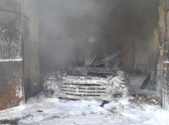 На Ставрополье загорелся бокс с тремя бензовозами