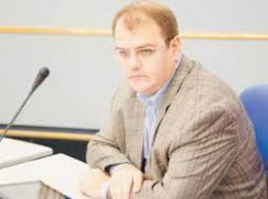 Лидер фракции ЛДПР Геннадий Ефимов посчитал, что председатель краевого парламента скрывает от него документы