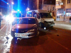 «Мазда» и маршрутка столкнулись в районе Верхнего рынка в Ставрополе