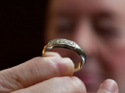 Женщина украла дорогое кольцо из кармана врача в Ставрополе 