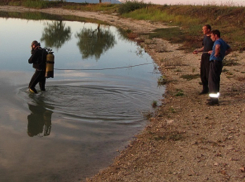 Пьяный мужчина решил поплавать в озере вместе со своим псом и утонул на Ставрополье 