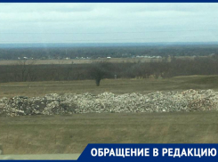 «Навалили крайне вызывающе и некрасиво»: жители Кочубеевского округа пожаловались на горы строительного мусора в полях