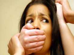 В действиях сексуального характера в отношении 15-летней падчерицы и супруги обвиняется житель хутора на Ставрополье