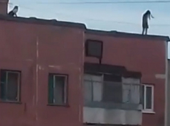  Бесстрашные девочки-подростки бегали по крыше многоэтажки и пили вино в Ставрополе