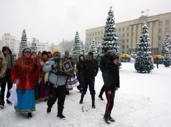 Новогодняя ярмарка с шашлыками и песнями собрала тысячи горожан в центре Ставрополя