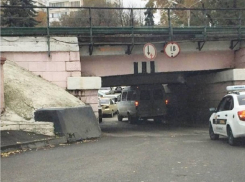 Мужчина попал в нелепое ДТП во время съемки застрявшей под мостом «Газели» на Ставрополье