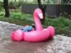 Парень после дождя плавал по улицам Пятигорска на розовом фламинго