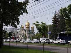 Мойщики стекол и попрошайки: орудующих детей на перекрестке Кулакова-Ленина в Ставрополе замечают горожане