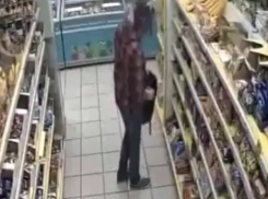 Дерзкий вор покидал продукты в рюкзак и вырвался из рук охранников магазина в Ставрополе