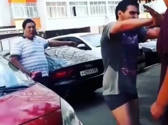 Молодой человек в трусах бросался на людей и машины возле детского садика в Ставрополе, - очевидцы