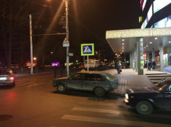 Паркуюсь как хочу: такси расположилось на пешеходном переходе возле ТЦ «Европейский» Ставрополя