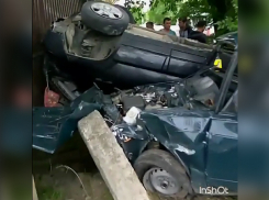Сильно покореженные в результате ужасной аварии ВАЗ и «Киа-Спортейдж» снесли столб в Ставрополе и попали на видео