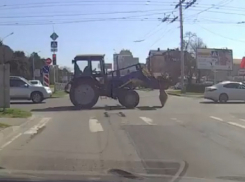 «Оперативненько»: забавная ситуация с матрасом на дороге попала на видео в Ставрополе 