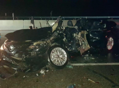 На Ставрополье тонированная иномарка влетела в грузовик