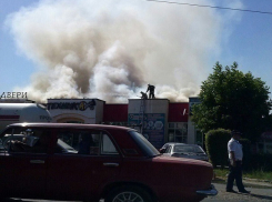 Сильный пожар на кровле магазина грозит взрывом соседней «заправки» на Ставрополье