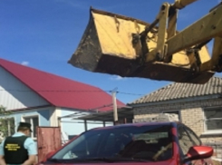 Не хотевший отдавать машину приставам мужчина грозился разбить ее тракторным ковшом на Ставрополье