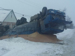 Момент опрокидывания грузовика в кювет попал на видео в Ставропольском крае