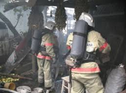 Гараж со стоящим внутри автомобилем полностью сгорел на Ставрополье