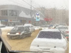 Чудовищные пробки из-за гололеда и снега парализовали главные улицы Ставрополя 