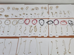 Копии Cartier и элитные украшения за 2 миллиона попыталась провести пассажирка рейса из Стамбула на Ставрополье 