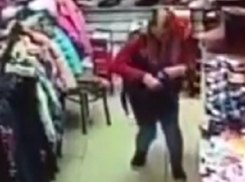 Наглая воровка стащила из магазина две пары ботинок и вещи в Ставрополе 