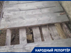 «Очень опасно ходить»: жители Светлограда возмущены состоянием моста через реку Карамык