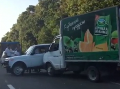 Грузовая «Газель» врезалась в бок «Нивы» на улице Космонавтов в Ставрополе - есть пострадавшие 