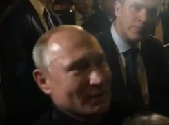 Появилось видео встречи Путина с толпой народа в Минводах