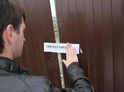 За долги по газу у жительницы арестовали ворота во двор на Ставрополье