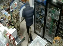Продавщица отбилась шваброй от вооруженного грабителя в Минводах