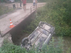 Пассажиры автомобиля с пьяным водителем пострадали при падении в реку в Кисловодске