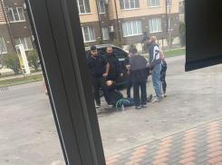 Голова в крови, двое в больнице: стрельба произошла у кафе в Георгиевске 