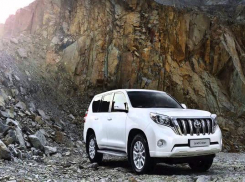 В центре Кисловодска около кафе украли Toyota Land Cruiser Prado