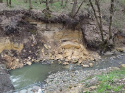 Берег реки Грушевой в Ставрополе обвалился и перекрыл русло