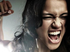 На Ставрополье 25-летняя девушка разбила чужой автомобиль бутылкой