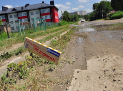 «Вернуться домой – все равно, что минное поле перейти», - жители кисловодской улицы в ужасе от месива вместо дороги
