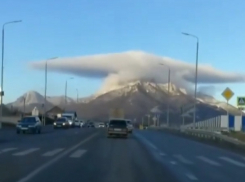 Бештау в «сомбреро» попал на видео в Пятигорске