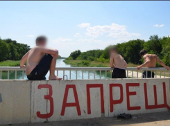 После гибели школьников подростки продолжают купаться в смертельном канале на Ставрополье 