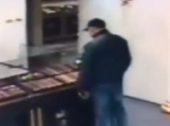 Мужчина стащил золотые серьги с витрины и попал на видео в Невинномысске