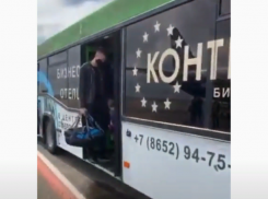 Ставропольчанку возмутила толпа в перронном автобусе местного аэропорта