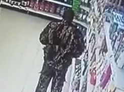Наглый вор унес из магазина пачку сосисок в штанах в Ставрополе и попал на видео