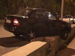 «Приора» странным образом «зависла» над землей после неудачной парковки в Ставрополе