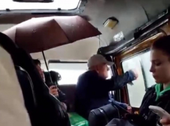 Пассажиры маршрутки «Ставрополь-Черкесск» не смогли спрятаться от дождя даже в транспорте