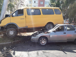 В Ставрополе на проспекте Кулакова легковушка «нырнула» под маршрутку