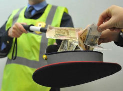 На Ставрополье экс-инспектор ДПС за взятку «отмазал» нарушителя от наказания