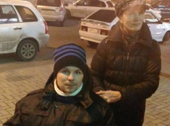 Парень-инвалид зарабатывает на жизнь пением в парке Пятигорска