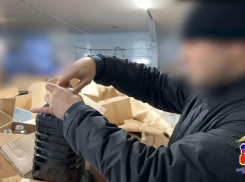 Тысячу паленых бутылок водки и коньяка нашли в подпольном цехе на Ставрополье